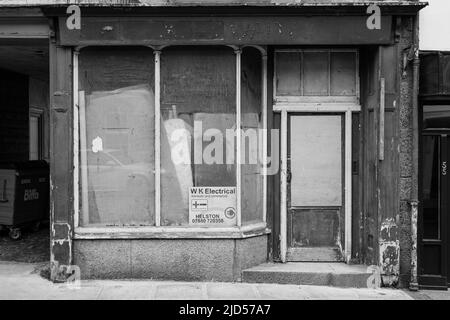 Punti vendita al dettaglio (a bordo sconosciuto) in Meneage Street, Helston, Cornovaglia, Inghilterra Foto Stock