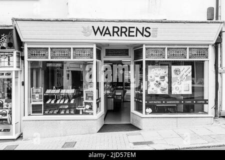 Punti vendita al dettaglio (Warrens) a Meneage Street, Helston, Cornovaglia, Inghilterra Foto Stock