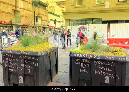 Glasgow, Scozia, Regno Unito 18th giugno 2022. L'attacco climatico della banca Barclays ad Aberdeen e glasgow ha visto la filiale di Glasgow rimanere chiusa e salito fino al fastidio della gente del posto che ha usato questa filiale molto trafficata uno dei più grandi in scozia. Gli attacchi sono stati fatti luce quando i graffiti sono apparsi sui vasi delle piante di proprietà del consiglio sulle filiali di argyle Street e il miglio di stile della scozia, buchanan Street, aggiungendo agli scribblini disgustosi e ai tentativi d'arte che colpiscono gli edifici e gli accessori della città. Credit Gerard Ferry/Alamy Live News Foto Stock