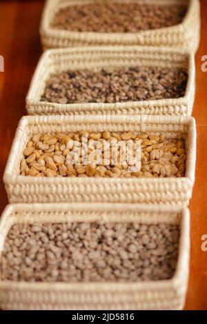 Cestino di chicchi di caffè secchi per bevande alimentari in Kenya nell'Africa orientale macinato Foto Stock