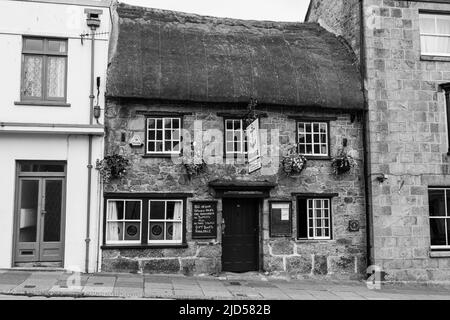 Punti vendita al dettaglio (Blue Anchor pub) in Coinagehall Street, Helston, Cornovaglia, Inghilterra Foto Stock