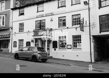 Punti vendita al dettaglio (Angel Hotel) in Coinagehall Street, Helston, Cornovaglia, Inghilterra Foto Stock