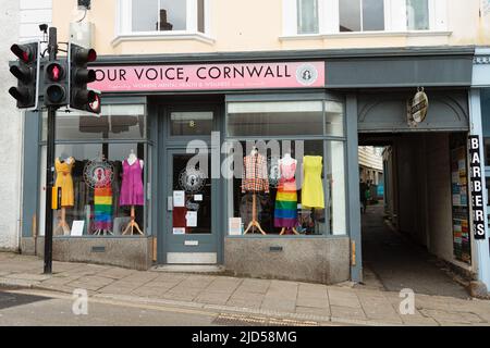 Punti vendita al dettaglio (Our Voice) in Coinagehall Street, Helston, Cornovaglia, Inghilterra Foto Stock