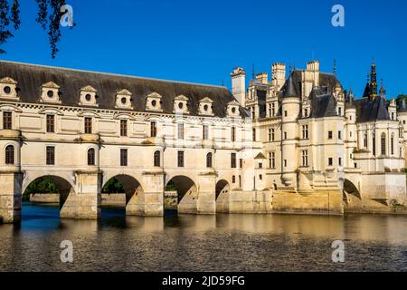 Il Château de Chenonceau è una Château francese che attraversa il fiume Cher, nei pressi del piccolo villaggio di Chenonceaux, Indre-et-Loire, Centre-Val de Loire. Fra Foto Stock