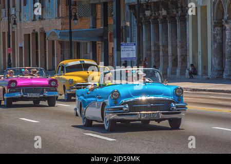 Belle auto d'epoca sul famoso Malecon a l'Avana, Cuba Foto Stock