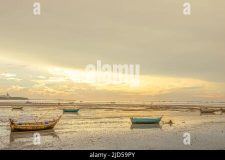Bellissimo tramonto panoramico di parcheggio barca locale nel fango di mare dalla baia di Na Kluea a Bang Lamung Beach, Pattaya, Chonburi, Thailandia Foto Stock