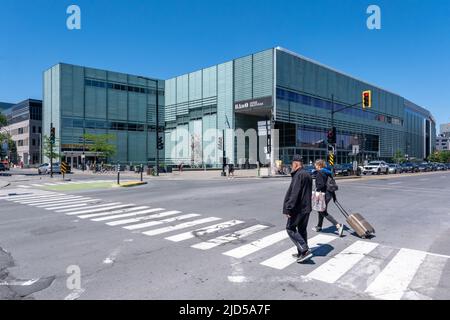 Montreal, CA - 11 giugno 2022: Costruzione della Biblioteca Nazionale e degli Archivi del Québec. Foto Stock