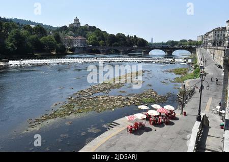 Torino. 18th giugno 2022. Foto scattata il 18 giugno 2022 mostra il po di Torino. Questa settimana in Italia è scoppiata un’ondata di caldo, che ha scatenato emergenze in almeno quattro città e messo a rischio la siccità per metà della produzione agricola del nord. Credit: Str/Xinhua/Alamy Live News Foto Stock