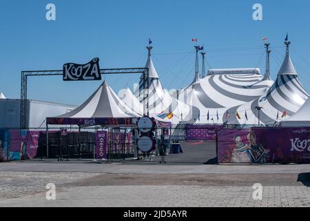Montreal, CA - 11 Giugno 2022: Le grandi tende del Cirque du Soleil per lo spettacolo Kooza Foto Stock