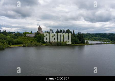 L'edificio della capitale sul lago Capitol a Olympia, Washington Foto Stock