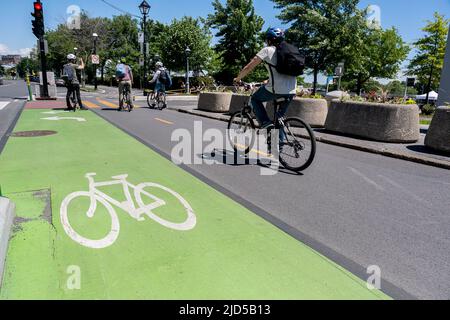 Montreal, Canada - 11 Giugno 2022: Persone che cavalcano biciclette sul percorso ciclabile nella Vecchia Montreal Foto Stock