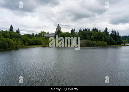 L'edificio della capitale sul lago Capitol a Olympia, Washington Foto Stock