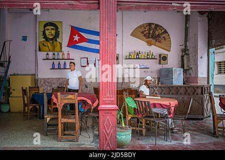 Due uomini cubani all'interno di un bar aperto a Old Havana, Cuba Foto Stock