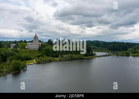 L'edificio della capitale sul lago Capitol a Olympia, Washington Foto Stock