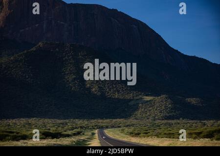 MT. Ololokwe Samburu nel nord del Kenya la montagna Sacra Tavola caratteristica montagna dalla cima piatta che si affaccia sulle pianure di Samburu nel nord del Kenya Foto Stock