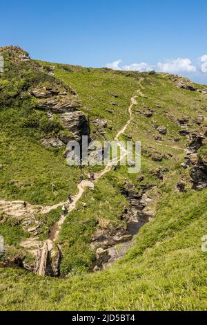 Escursionisti che si arrampicano sulla sezione della Rocky Valley del South West Coast Path Tintagel Cornovaglia Inghilterra Regno Unito Foto Stock