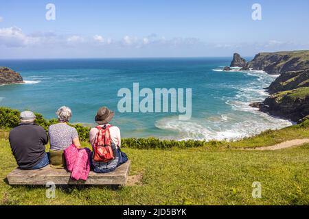Gli amici potranno godersi una sosta per fare escursioni e ammirare la magnifica vista sul mare dal sentiero della costa sud-occidentale, vicino alla Trewethett Farm Tintagel Cornovaglia Inghilterra Foto Stock