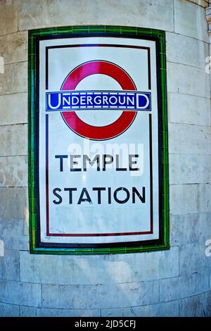 Cartello della metropolitana di Temple Station, Temple , Londra, Inghilterra Foto Stock