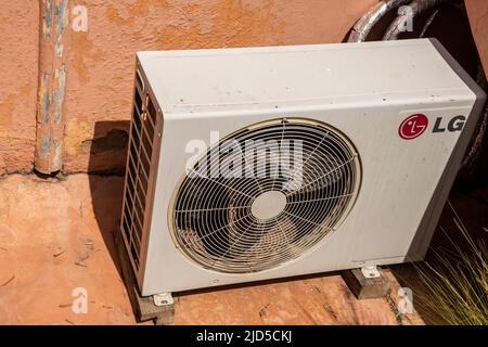 Un'unità di aria condizionata (A/C) sul tetto esterno di una proprietà a Marrakech, Marocco. Foto Stock