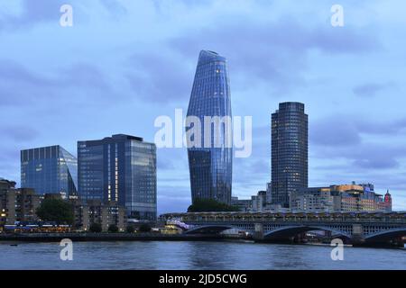 Architettura moderna con un Blackfriars e grattacieli della South Bank Tower, Southwark London UK. Foto Stock