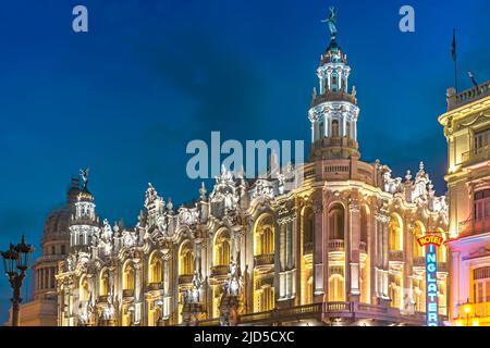 Il bellissimo Gran Teatro de la Habana illuminato a l'Avana, Cuba Foto Stock