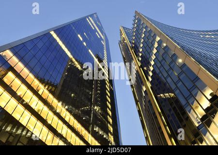 52-54 Lime Street (The Scalpel) e Willis Building, moderni grattacieli di vetro illuminati al crepuscolo, City of London UK. Foto Stock