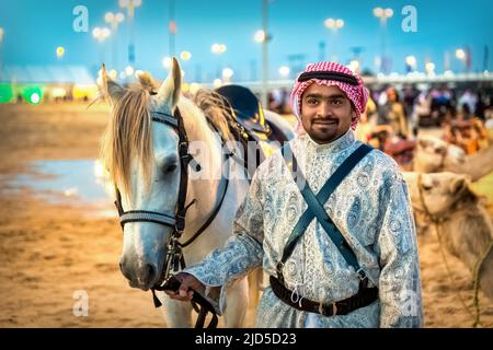 Cavallo nazionale arabo in vista ritratto. Cliccato al festival safari nel deserto di Abqaiq Arabia Saudita Foto Stock