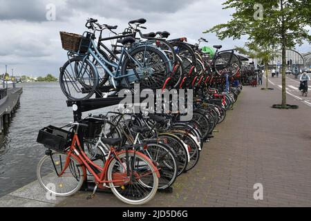 Parcheggio per biciclette vicino alla stazione centrale di Amsterdam, Paesi Bassi. Foto Stock