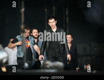 KINROSS, Scozia - LUGLIO 13: Alex Turner da Arctic Monkeys titoli la tappa principale del giorno 3 di T nel Festival del Parco Foto Stock