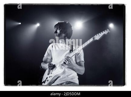 Arctic Monkeys vivono al Carling Acadamy Glasgow.2006..Lead cantante Alex Turner nella foto.... Foto Stock