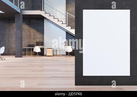 Vista frontale su un poster bianco su una parete scura in uno spazioso ufficio in stile loft con pavimento in legno, scala, parete in cemento e lavoro confortevole Foto Stock