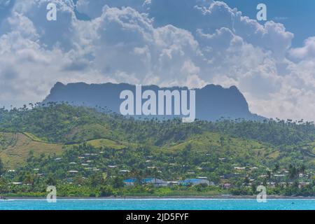 La montagna da tavola di El Yunque (575 m/1.886 ft) che sorge sopra la baia di Baracoa, Cuba Foto Stock