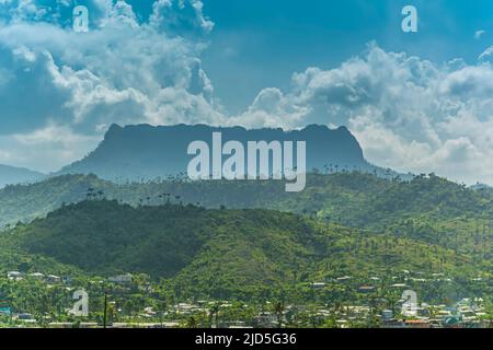 La montagna da tavola di El Yunque (575 m/1.886 ft) che sorge sopra la baia di Baracoa, Cuba Foto Stock