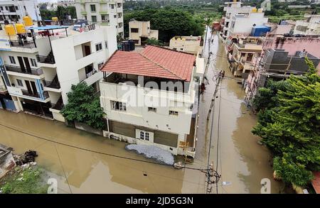 Bangalore. 18th giugno 2022. Foto scattata il 18 giugno 2022 mostra un'area residenziale colpita dalle inondazioni a Bangalore, India. Credit: Str/Xinhua/Alamy Live News Foto Stock