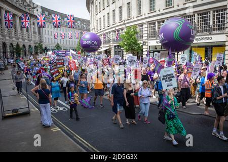 Londra, Regno Unito. 18th giugno 2022. I manifestanti marciano per strada con cartelli durante la manifestazione. Migliaia di persone sono scese in strada per una manifestazione nazionale. Con l’inflazione che sta aumentando fuori controllo, il Consiglio sindacato ha organizzato una protesta per aumentare la consapevolezza sul costo della vita in crisi. (Foto di Andy Barton/SOPA Images/Sipa USA) Credit: Sipa USA/Alamy Live News Foto Stock