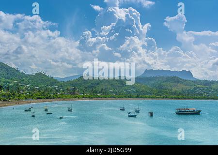 La montagna da tavola di El Yunque (575 m/1.886 ft) che sorge sopra la baia di Baracoa, Cuba Foto Stock