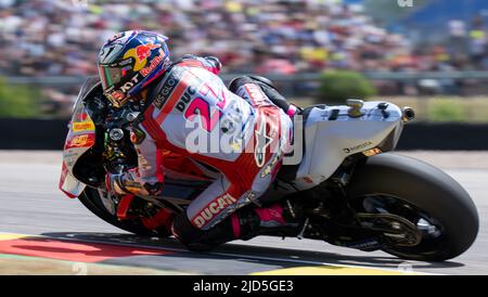 Hohenstein Ernsthal, Germania. 18th giugno 2022. Motorsport/Motorcycle, Gran Premio di Germania, quarta prove libere MotoGP, al Sachsenring. Enea Bastianini dall'Italia del Gresini Racing MotoGP Team in pista. Credit: Hendrik Schmidt/dpa/Alamy Live News Foto Stock