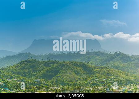 La montagna da tavola di El Yunque (575 m/1.886 ft) che sorge sopra la baia di Baracoa, Cuba Foto Stock