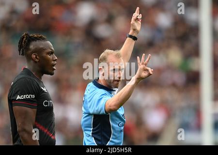 Twickenham, Regno Unito. 18th giugno, 2022. L'arbitro Wayne Barnes dà istruzione a Twickenham, Regno Unito il 6/18/2022. (Foto di Craig Thomas/News Images/Sipa USA) Credit: Sipa USA/Alamy Live News Foto Stock