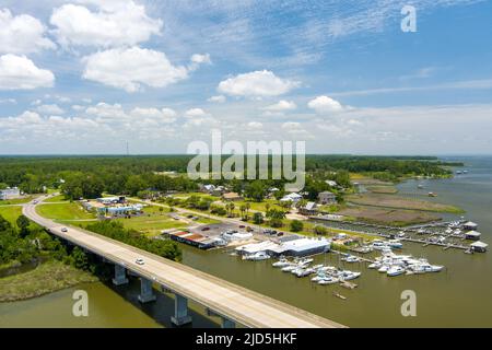 Vista aerea del fiume Fowl e Mobile Bay sulla costa del Golfo dell'Alabama nel giugno 2022 Foto Stock