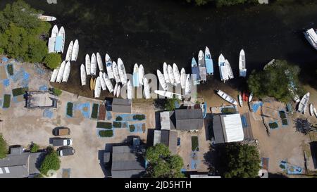 Villaggio di pescatori a Junggutbatu Village, Nusa Lembongan, Bali, visto dal drone da una vista aerea. La sabbia bianca, barche tradizionali, e pesca h Foto Stock