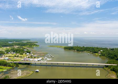 Vista aerea del fiume Fowl e Mobile Bay sulla costa del Golfo dell'Alabama nel giugno 2022 Foto Stock