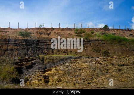 Samarinda, Kalimantan orientale, Indonesia. 17th giugno 2022. Vista degli affioramenti di carbone lungo la strada a pedaggio Balikpapan-Samarinda, Kalimantan orientale, Indonesia, mercoledì (17/06/22). Attualmente, i prezzi del carbone sono alle stelle a causa della geopolitica europea a causa del conflitto Russia-Ucraina. (Credit Image: © Moh Niaz Sharief/ZUMA Press Wire) Foto Stock