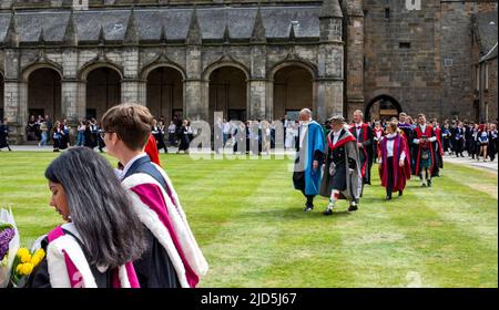 ST ANDREWS UNIVERSITY SCOZIA IL GIORNO DELLA LAUREA ST SALVATORS QUAD NUOVI LAUREATI DIGNITARI E LA CAPPELLA Foto Stock