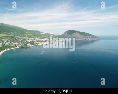 Gurzuf resort vista panoramica sulla montagna Bear, Ayu-Dag, Yalta, Crimea. Primavera giorno di sole. Natura estate oceano mare spiaggia sfondo. Vacanza Foto Stock