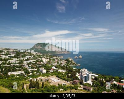 Vista panoramica aerea sulla città di Gurzuf resort e Bear Mountain, Ayu-Dag, Yalta, Crimea. Primavera giorno di sole. Natura estate oceano mare spiaggia sfondo Foto Stock