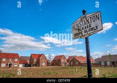 Hunstanton si prega di guidare lentamente, vecchio segno fuori nuovo sviluppo di St Edmund's Park a Hunstanton. Foto Stock