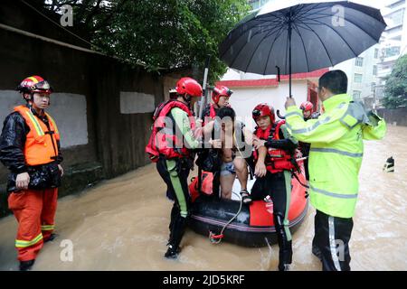 Nanping. 18th giugno 2022. I soccorritori evacuano le persone in difficoltà nelle acque di alluvione nella contea di Songxi di Nanping, provincia del Fujian del sud-est della Cina, il 18 giugno 2022. Sabato è stata attivata una risposta di emergenza di livello i per la città di Nanping per la preparazione contro gravi inondazioni. Credit: Xinhua/Alamy Live News Foto Stock