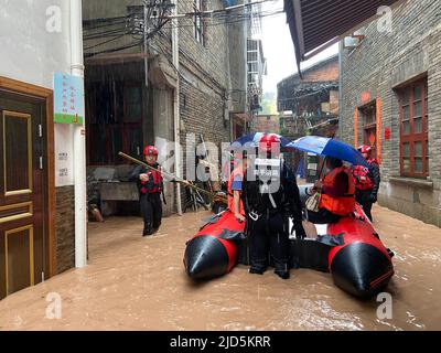 Nanping. 18th giugno 2022. I soccorritori evacuano le persone in difficoltà nelle acque di alluvione nella contea di Songxi di Nanping, provincia del Fujian del sud-est della Cina, il 18 giugno 2022. Sabato è stata attivata una risposta di emergenza di livello i per la città di Nanping per la preparazione contro gravi inondazioni. Credit: Xinhua/Alamy Live News Foto Stock