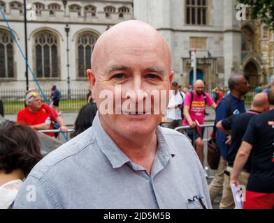 Londra, Regno Unito. 18th giugno 2022. Mick Lynch, Segretario Generale della RMT, parla al raduno della TUC in Piazza del Parlamento. Egli chiede migliori condizioni retributiva per i lavoratori ferroviari. Il 21st, 23rd e 25th giugno si terrà uno sciopero a livello nazionale dei lavoratori ferroviari e sotterranei. Credit: Karl Black/Alamy Live News Foto Stock